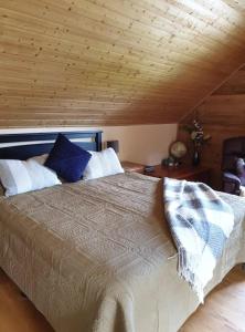 Rail Trail Retreat Loft في ألكسندرا: غرفة نوم بسرير كبير بسقف خشبي