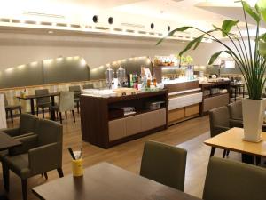 Ein Restaurant oder anderes Speiselokal in der Unterkunft Nagoya Creston Hotel 