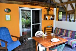 Foto de la galería de Hummingbird Rest a fully equipped cabana in subtropic garden en San Ignacio