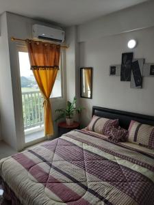 เตียงในห้องที่ Grand Sentraland Karawang by Gkit Room