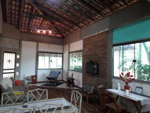 Μια τηλεόραση ή/και κέντρο ψυχαγωγίας στο Pousada Chácara Família H