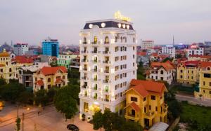 een hoog wit gebouw in een stad met gebouwen bij BVM HOTEL in Ninh Binh