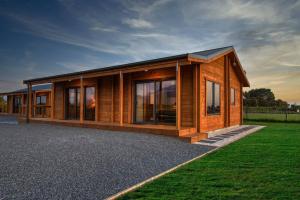 een houten huis met veel ramen bij Deerbrooke Kaikōura Chalets - Chalet 1 in Kaikoura