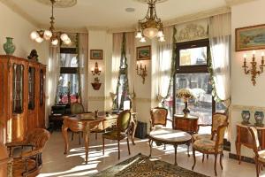 een woonkamer met een tafel en stoelen bij Royal Hotel in Varna