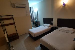 Postel nebo postele na pokoji v ubytování NGS Hotel