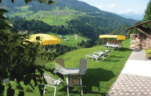 tavolo e sedie con vista sulle montagne di Ferienwohnung In Ruhiger Lage a Blons