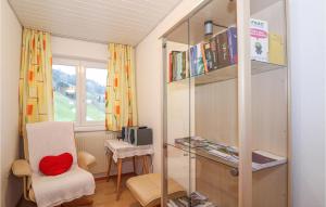 ein Zimmer mit einem Stuhl und einem Bücherregal in der Unterkunft Stunning Apartment In Blons With House A Mountain View in Blons