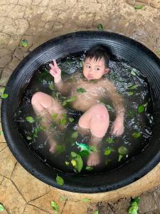 Un bebé sentado en una olla de agua en Antipolo Rizal -Tent Site-Forest Camp Adventure-with Hike & Climb, en Antipolo