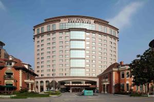 um grande edifício com uma placa em cima em Millennium Hotel Chengdu em Chengdu