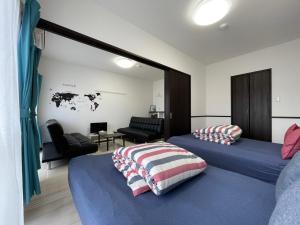 2 camas en una habitación con espejo en EX Itoman Apartment 302 en Itoman