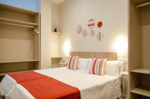 コルドバにあるIntegralix Loftsのベッドルーム(大きな白いベッド、枕付)