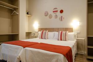 um quarto com uma cama grande e um cobertor vermelho em Integralix Lofts em Córdoba