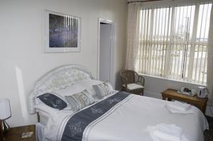 a bedroom with a large white bed in a room at Fourways Guest House in Thirsk
