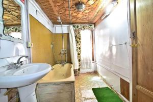 Bilik mandi di Houseboat Zaindari Palace