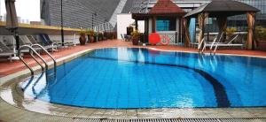 ein großer blauer Pool auf einem Gebäude in der Unterkunft Orchard Point Serviced Apartments in Singapur