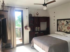 a bedroom with a bed and a door to a balcony at Flat em Resort incrivel a 10 min da Esplanada, STF e PGR in Brasilia +49 photos