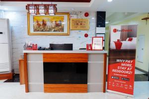 a counter in a restaurant with avertisement for w obiekcie RedDoorz Plus near Camella La Brisa Lapulapu w Cebu