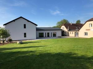 un gran patio con una casa blanca y algunas casas en Apartmány Pelhřimov, en Pelhřimov