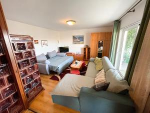 salon z kanapą i stołem w obiekcie Villa Palma Rovinj w Rovinj