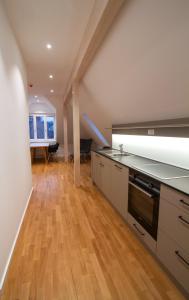 a kitchen with a stove and a counter top at Le Baldinger Boutique Hotel in Bamberg