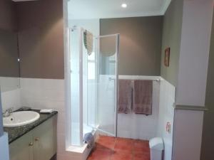 
A bathroom at HouseMartin Lodge & Self Catering
