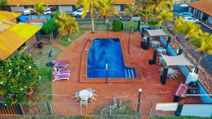 een uitzicht over het zwembad van een resort bij Hospitality Port Hedland in Port Hedland