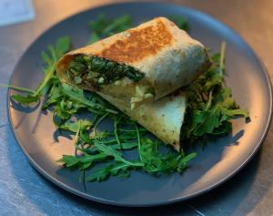 un sándwich en un plato azul con una ensalada en Hospitality Port Hedland, en Port Hedland