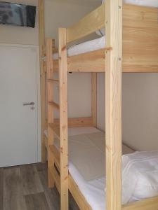 ein paar Etagenbetten in einem Zimmer in der Unterkunft Mola Land-Kajüten in Breege
