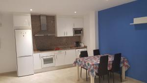 Кухня или мини-кухня в Apartamentos Cala Azul La Móra
