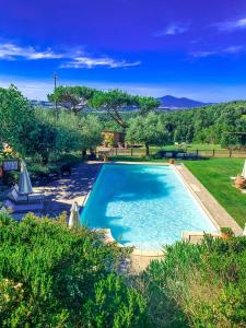 Bazén v ubytování Agriturismo Renello nebo v jeho okolí