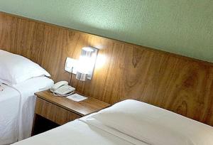 Een bed of bedden in een kamer bij Steel Valley Economic Hotel