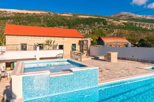 Foto dalla galleria di Dvori Stipanovi with heated pool a Donje Rašćane