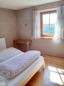 1 dormitorio con cama y ventana en Apartment Panorama Val di Non, en San Felice