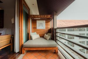- Balcón pequeño con cama en el balcón en RatiLanna Riverside Spa Resort, en Chiang Mai