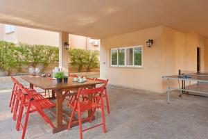Un comedor con mesa y sillas en Villa Arenas, en Playa de Palma