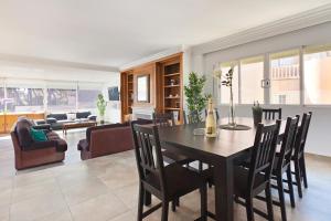 Un comedor y una sala de estar con mesa y sillas. en Villa Arenas, en Playa de Palma 19 fotos más