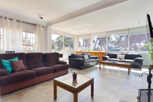 ein Wohnzimmer mit einem Sofa und einem Tisch in der Unterkunft Villa Arenas in El Arenal