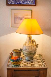 a lamp on a table with a bowl and a vase at Ca na Miquela in El Arenal