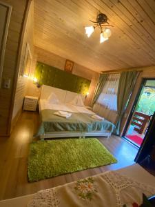 um quarto com uma cama grande num quarto de madeira em Pensiunea Edy Turda em Turda