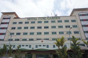 un edificio alberghiero con un cartello che legge il giardino dell'accoglienza di Tyng Garden Hotel a Sandakan