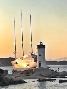 een grote boot in het water met een vuurtoren bij Tiffany Palau in Palau