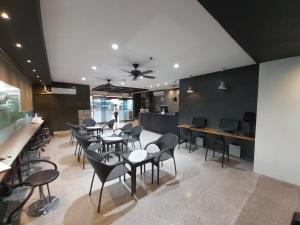 TV a/nebo společenská místnost v ubytování DG Grami Hotel