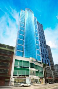 un edificio alto con un coche delante en iclub Wan Chai Hotel, en Hong Kong