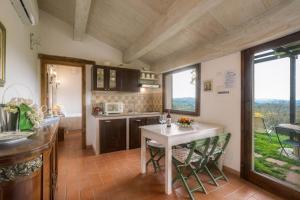 Kuchyň nebo kuchyňský kout v ubytování Agriturismo Renello