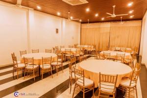 una sala de conferencias con mesas y sillas. en The Grand Pearl Resort, en Monaragala