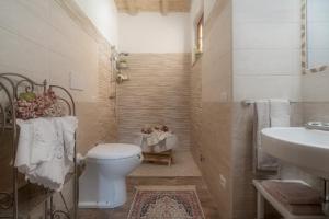 łazienka z toaletą i umywalką w obiekcie Agriturismo Renello w mieście Petroio +37 zdjęć