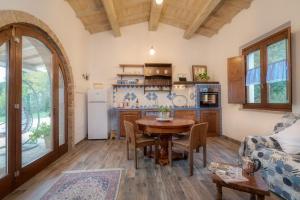 Kuchyň nebo kuchyňský kout v ubytování Agriturismo Renello