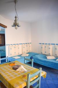 Habitación con 2 camas individuales y mesa con mesa. en Tiffany Palau, en Palau