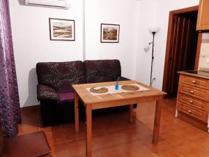 ein Wohnzimmer mit einem Tisch und einem Sofa in der Unterkunft Apartamento Fray Eloy de 1 habitacion in Guadalupe