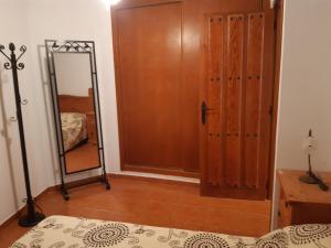 1 dormitorio con cama, espejo y armario en Apartamento Fray Eloy de 1 habitacion en Guadalupe